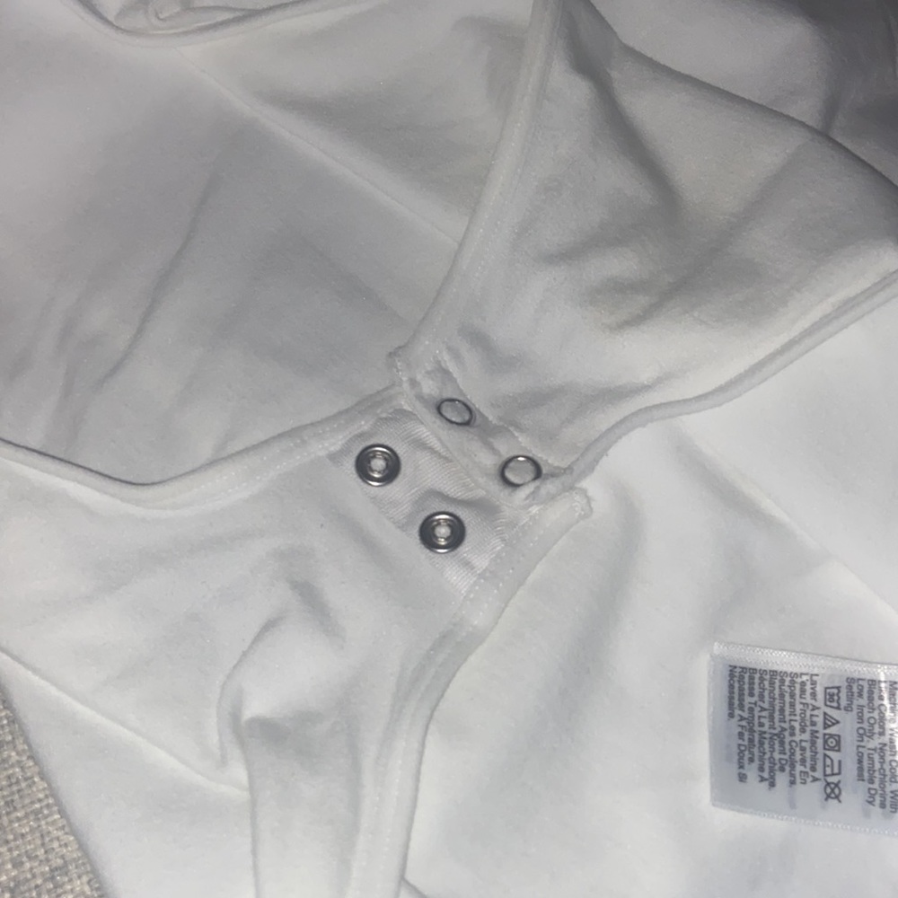 NWOT Sleeveless layering V-neck bodysuit - Picture 3 of 4